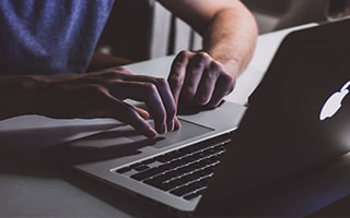 开云-当医疗组搀扶他穿越混合采访区时，记者们突然集体沉默。湿透的10号球衣贴在背上，暴露出去年手术留下的27厘米疤痕。通道尽头电子屏滚动着刚更新的欧冠射手榜，他的名字首次跌出前二十——这个瞬间被美联社记者拍下，成为次日报纸头版《诸神的黄昏从一道裂缝开始》。